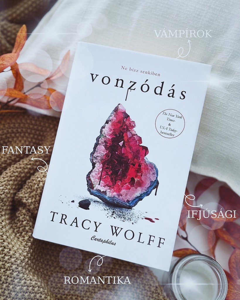 Sziasztok !

Tracy Wolff: Vonzódás
Könyvértékelés: 5/⭐️⭐️⭐️⭐️

Sokáig agyaltam, hogyan pontozzam ezt a könyvet így végül ugyanannyi csillagot kapott mint az első rész.

Mi az, ami láthatatlan szálként