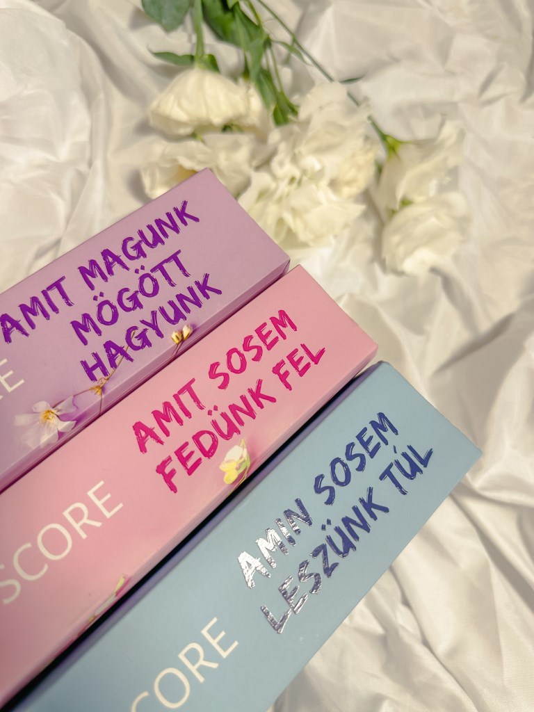 Lucy Score a Knockemout sorozatával ejtette rabul a szívemet, így most a rajongókhoz szólnék, ugyanis a napokban várható a sorozatból, egy különleges, éldekodált keménytáblás kiadás!🤩

Ha te is szere
