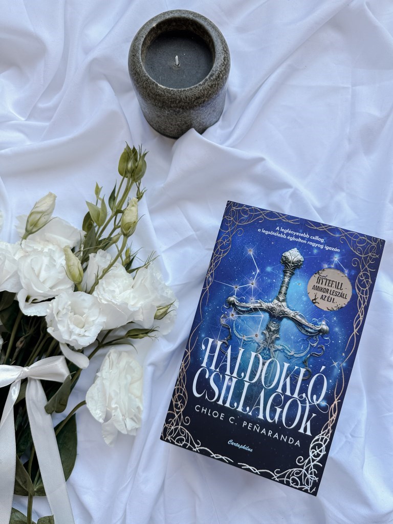 Az egyik legszebb kiadás a polcomon.✨

Ha egy olyan fantasyt keresel, ami tele van izgalmas fordulatokkal, intrikákkal, enemies to lovers szállal, akkor ne is keress tovább. 
Egy sorozatkezdő kötet, e