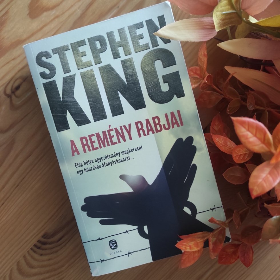 Stephen King klasszikusa, A remény rabjai, egy különleges börtöntörténet, amely nem rémülettel, hanem hittel és emberséggel ragadja meg az olvasót. Andy és Red története arról szól, hogyan lehet a leg