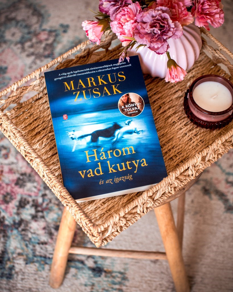 A könyvtolvaj írója 3 örökbefogadott kutyán keresztül enged bepillantást az életébe, és őszintén megmutatja a kutyatartás (és alapvetően az állattartás) felemelő pillanatait és árnyoldalait egyaránt. 