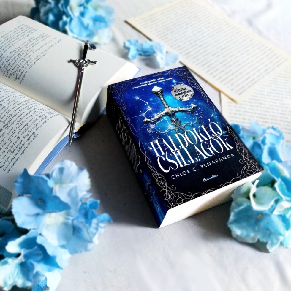 „𝐌𝐢𝐤𝐨𝐫 𝐥𝐞𝐬𝐳á𝐥𝐥 𝐚𝐳 É𝐣, 𝐚 𝐯𝐢𝐥á𝐠 𝐂𝐬𝐢𝐥𝐥𝐚𝐠𝐟é𝐧𝐲𝐛𝐞 𝐟𝐮𝐥𝐥𝐚𝐝"

Astraea nem sok mindenre emlékszik, a múltja ködös előtte. Hektor, aki fogva tartja a lányt, elmondása szerint