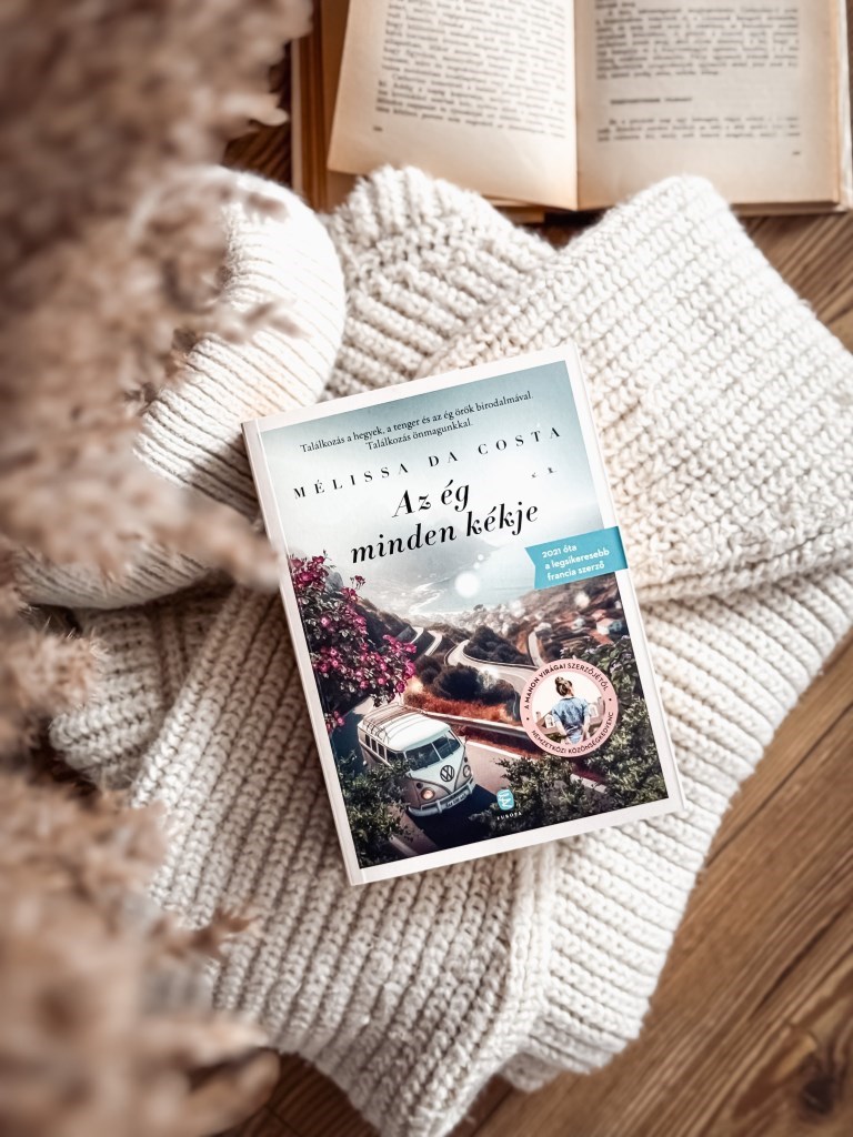 Melissa Da Costa: Az ég minden kékje
Nekem ez az a könyv, ami után kicsit másképp nézel a saját életedre.
Vannak könyvek, amik egyszerűen csak jól esnek. És vannak azok, amik után becsukod a borítót