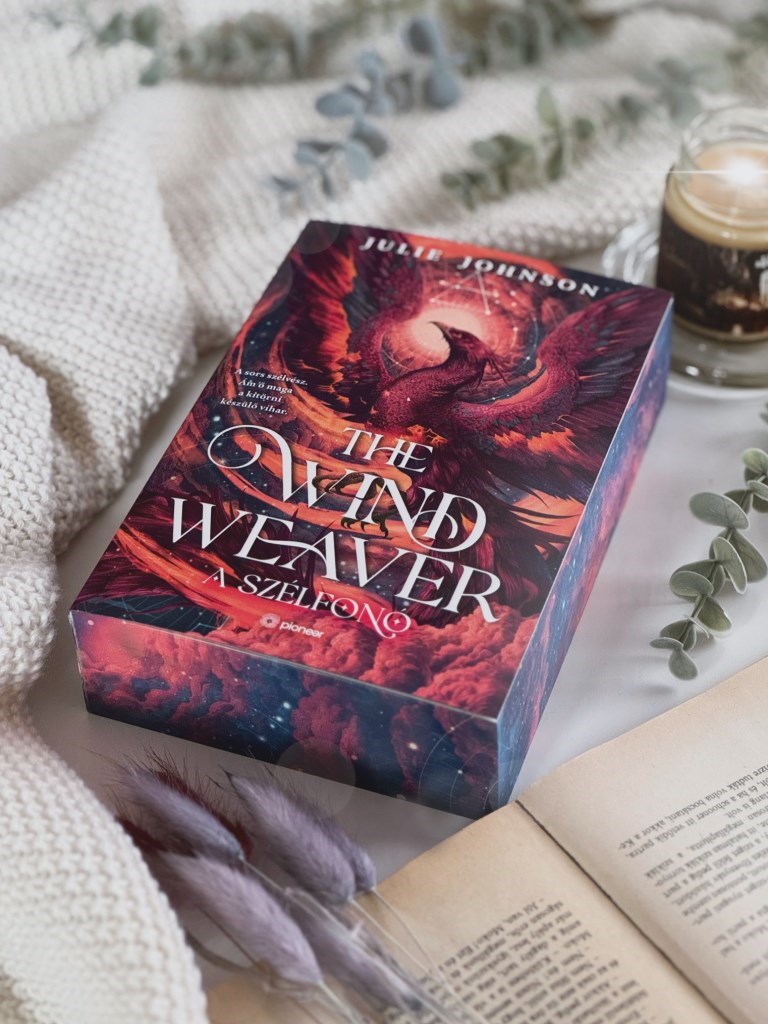 Könyvajánló💫
Julie Johnson: A szélfonó
Könyvértékelés: ⭐️⭐️⭐️⭐️⭐️
Ha valakivel fogadás kellett volna kössek, hány nap alatt tudom elovasni ezt a monstrumot, maradjunk annyiban, hogy nem lettek voln