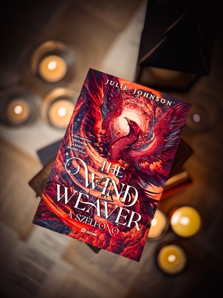 Julie Johnson: The Wind Weaver – A szélfonó
.
Julie Johnson sorozat indító romantasy könyve, ami egy igen erősen indít egy olyan világban, ahol javában tart a „gyomlálás”, vagyis a tünde vérűek kiírtá