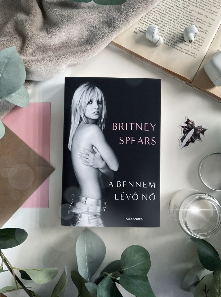 Britney Spears: A bennem lévő nő 💫
Könyvértékelés: 5/⭐️⭐️⭐️⭐️
A bennem lévő nő Britney Spears megrendítően őszinte és felszabadító erejű önéletrajzi kötete, amelyben a popikon először meséli el sajá