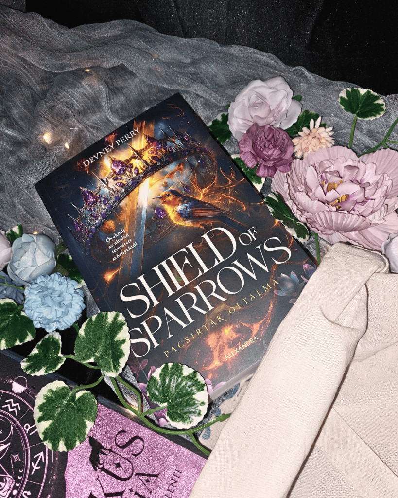 Az előző héten érkezett meg hozzám ez a könyv, és te jó ég… hatalmas!
Sokan kérdeztétek tőlem, hogy hány oldalas, de igazából nem az oldalszáma extrém magas. Egyszerűen nagyon jó minőségű papírból ké