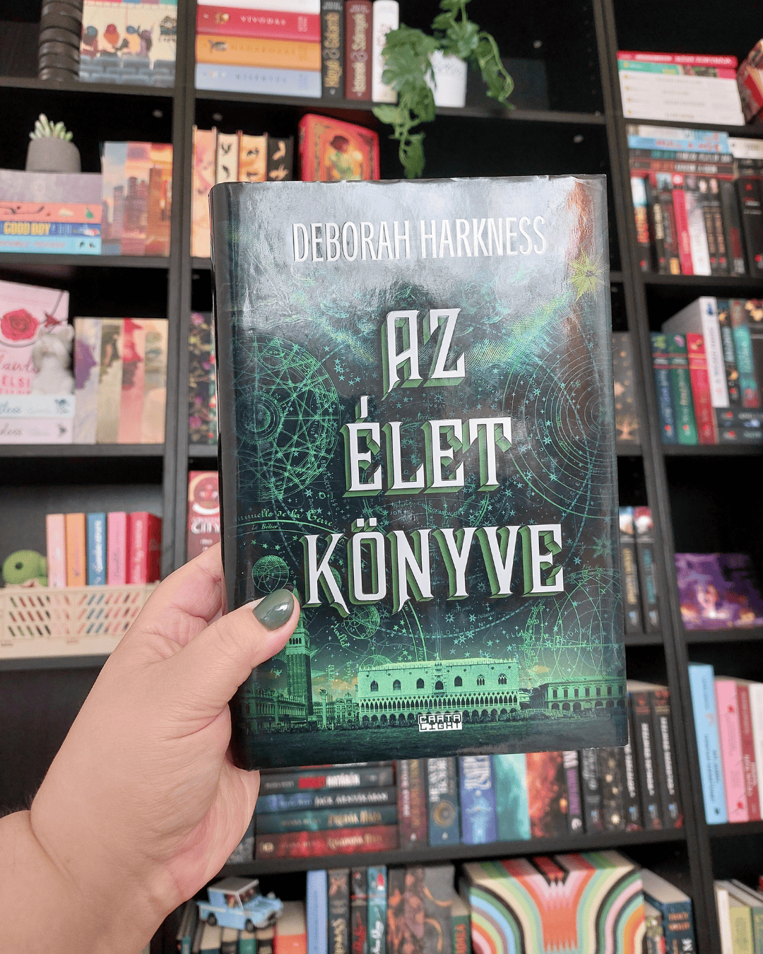 Végre elérkezünk ahhoz a ponthoz, amikor kiderül, mit is rejt valójában az Élet Könyve, mi lehet az a titok, amelyet egykor a boszorkányok már megfejtettek, és amely a vámpírok sorsára is hatással leh