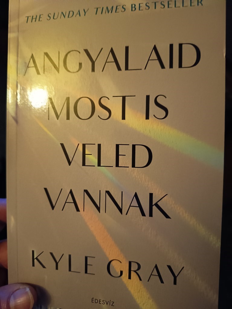 Olvasók egy nagyon jó könyvet az Alexandráról rendeltem mindíg onnan rendelek mert az a kedvenc könyves bolton csak az jöhet szóba.