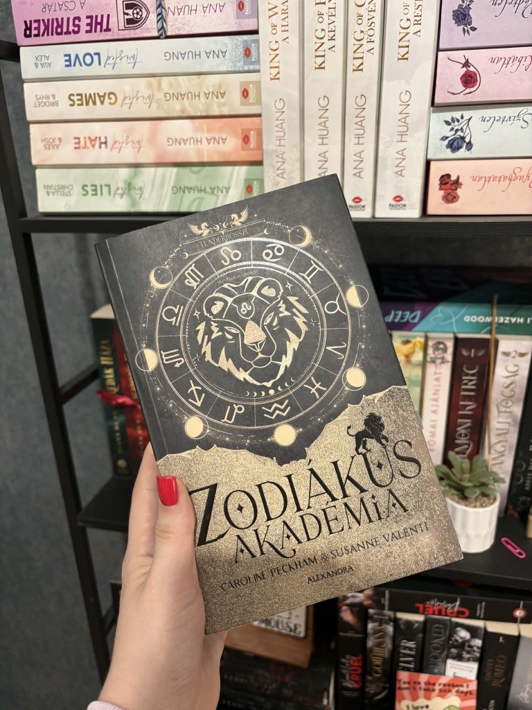 A Zodiákus Akadémia 2. részét (Tündérbosszú) olvasva teljesen beigazolódott az, amire sokan felhívták a figyelmem: ez a sorozat bizony a második kötettől kezd igazán kibontakozni.
Az első rész után m