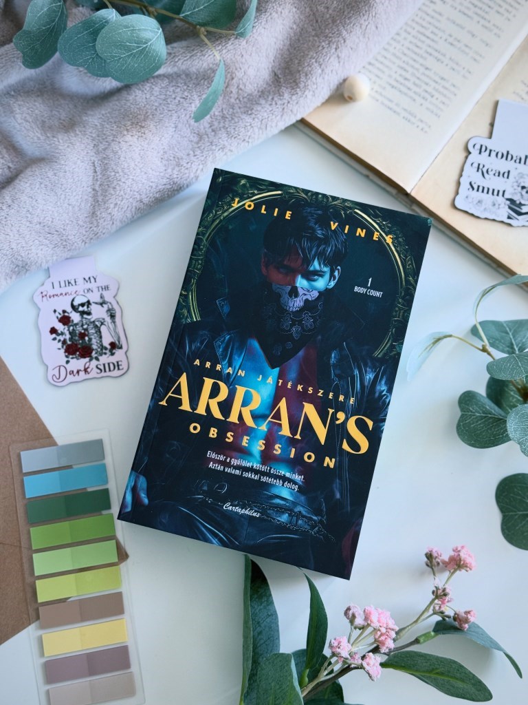 Könyvajánló💫
Jolie Vines: Arran játékszere ✨
Könyvértékelés: 5/⭐️⭐️⭐️⭐️
“Olyan gyönyörű vagy, mint amilyen dühítő…”
Ez a könyv a 2026-os első moobius márkanagykövet csomagomba lapult és picit félt