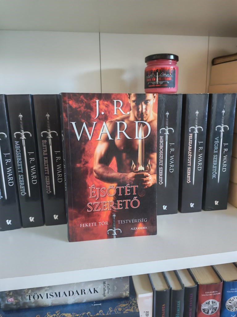 Ha szereted a sötétebb hangulatú, szenvedélyes vámpíros történeteket, akkor a Éjsötét szerető a J.