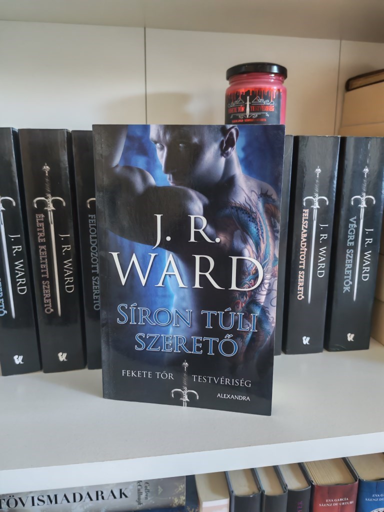 Síron túli szerető a J. R. Ward által írt Fekete Tőr Testvériség második része, és sok rajongó szerint itt kezd igazán beszippantani a sorozat. 
Ebben a részben Rhage kerül a középpontba, aki kívülről