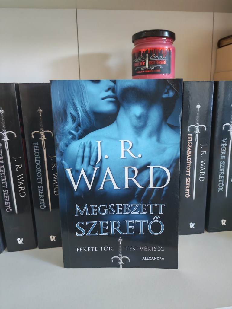 A Megsebzett szerető a J. R. Ward által írt Fekete Tőr Testvériség egyik legkedveltebb része és teljesen érthető módon.