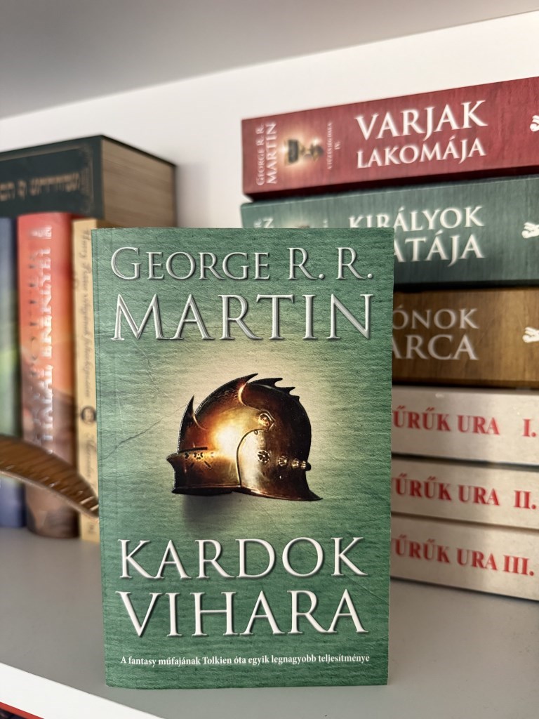 Őszintén szólva, a Kardok vihara után az embernek legszívesebben csak egy sötét szobában lenne kedve ülni egy pohár borral, és némán bámulni a falat. Ez a könyv nem sima olvasmány, hanem egy brutális