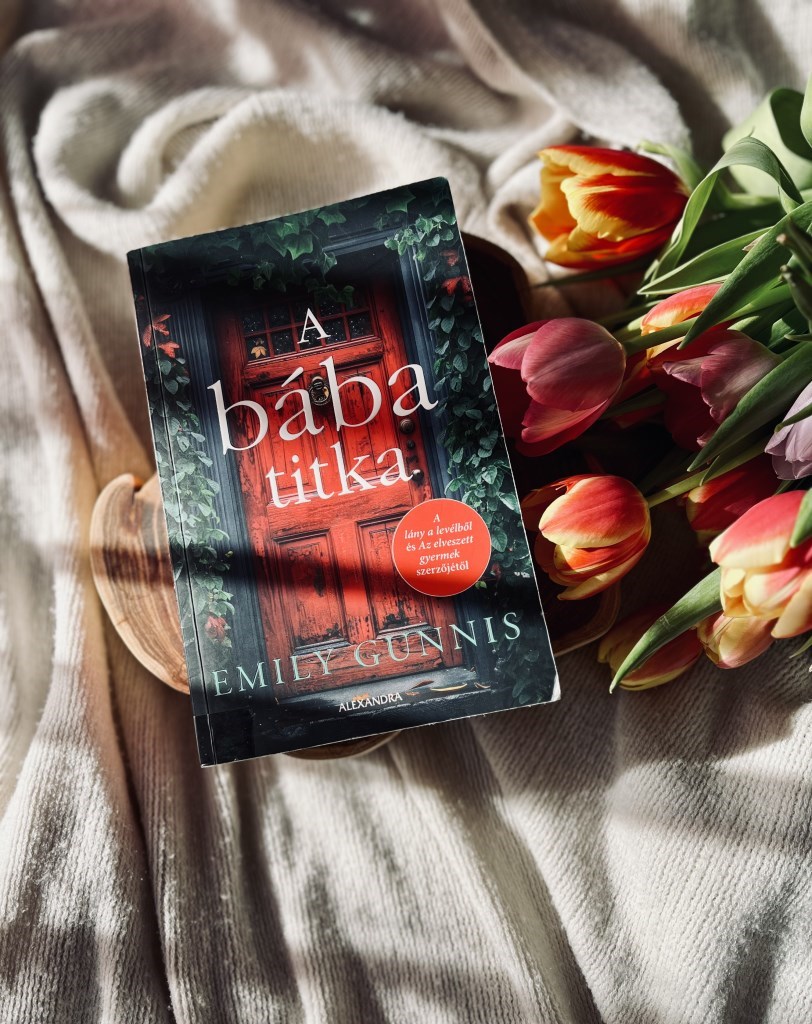 Három idősíkon, négy szereplő szemszögéből elmesélt történet.