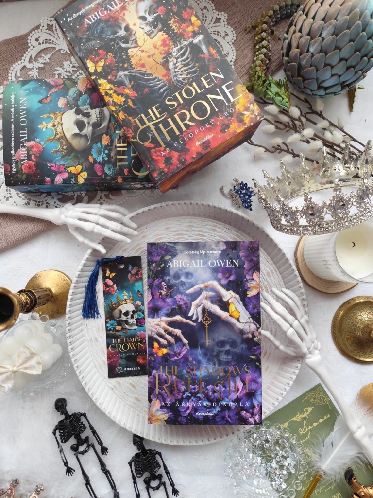 "– Te nem a királyom vagy.
– Nem. – Reven hangja maga a sötétség.