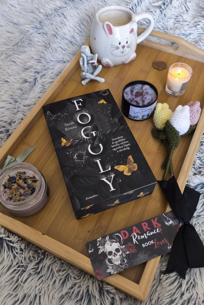 A Fogoly című dark romance kötet egy lassan kibontakozó, beteljesületlen szerelem története, ahol a szereplők mély traumákkal küzdenek.