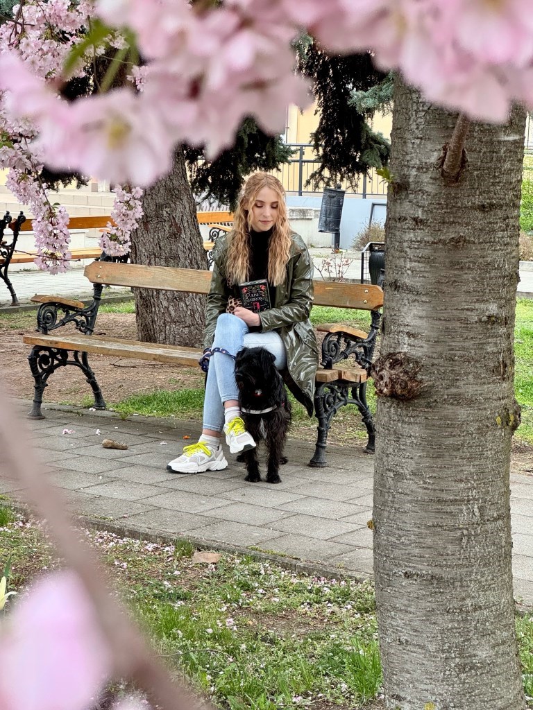 A regény külseje - a borító, az élfestés - egyszerűen csodaszép, tényleg egy dísz a polcon.
A szépsége pedig kiterjed a tartalomra is.
Láttam olyat, hogy valaki a Vészlényhez hasonlítja: de szerintem