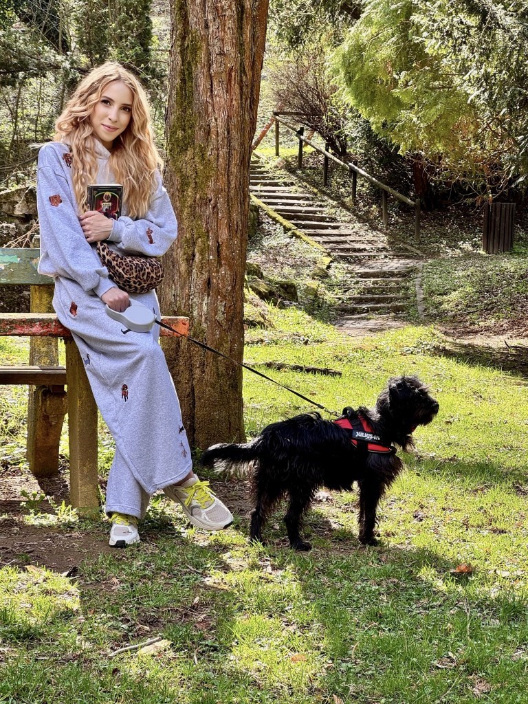 A könyvsorozat második részéhez - A gáthoz - hasonlóan A házat is egyetlen délelőtt olvastam ki; szó szerint nem bírtam letenni.