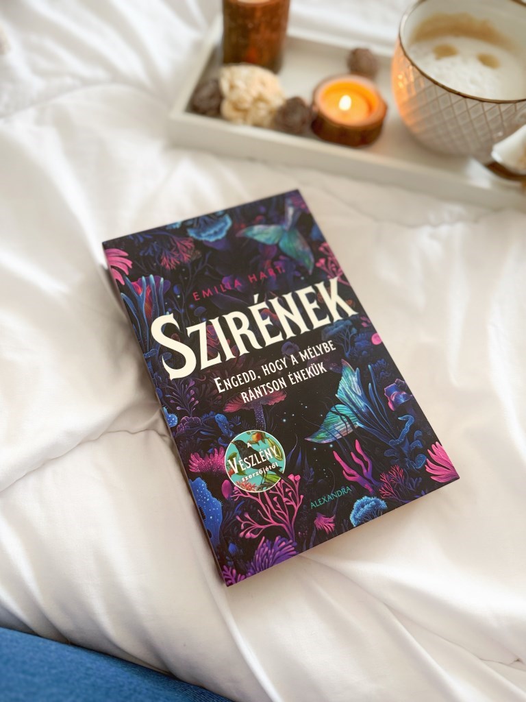 Kedvenc könyveim, ahol két idősíkon fut, évtizedek választják el egymástól a szálakat, mégis folyamatosan érezni, hogy valahol össze fognak érni a szálak. A múlt és a jelen szépen, lassan fonódik össz