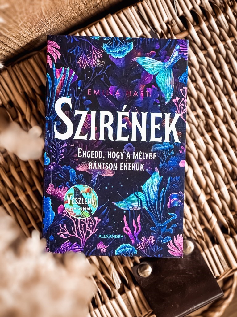 Egy nagyon különleges, misztikus, sokszor sötét és nyomasztó hangulatú, több idősíkon futó történet, amiben a női lét, erő, össztartás témája jelenik meg.
. 
Ebben az elképesztő gyönyörű kiadású könyv