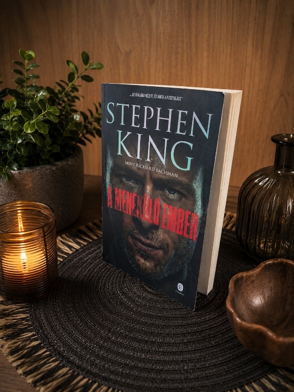 Stephen King, A menekülő ember című regénye 1982-ben látott napvilágot és azóta számos kiadást megélt itthon is, ami garancia a kiváló szórakozásra. 
Először is szeretném kiemelni azt az atmoszférát,