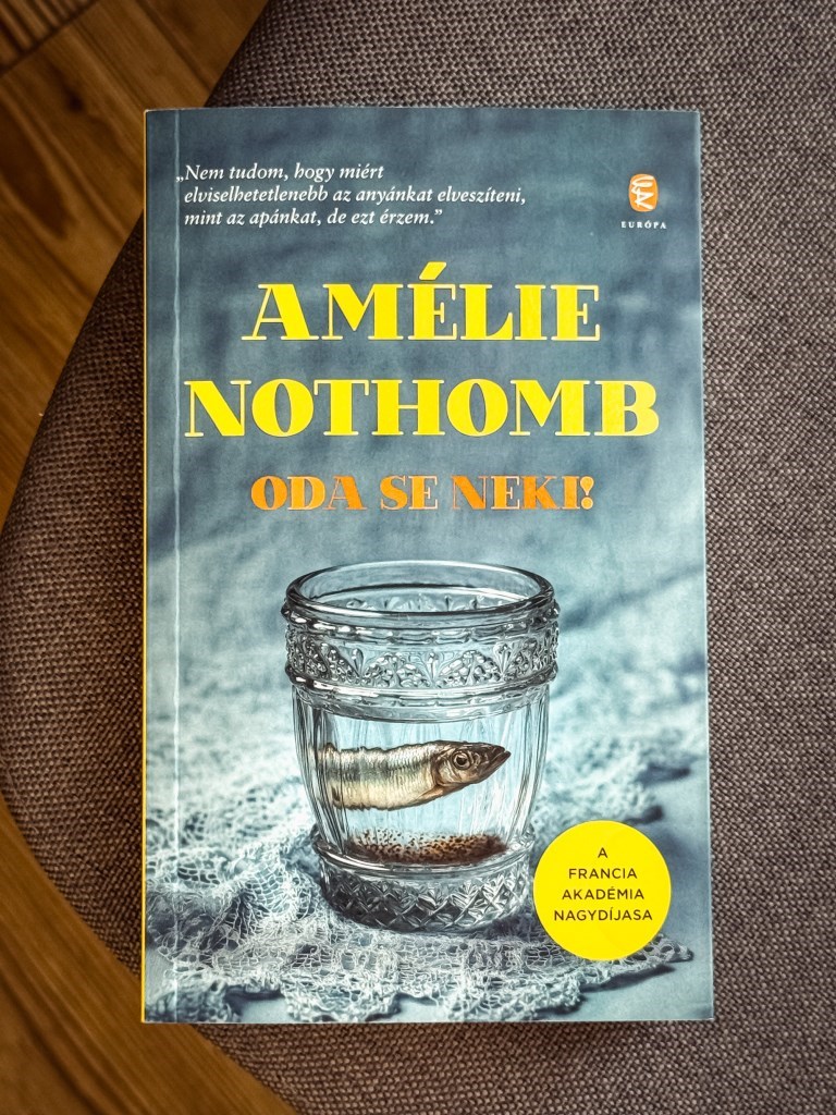 Amélie Nothomb: Oda se neki! 
Ez a könyv nincs túlmagyarázva, nem mondja meg mit gondolj, csak mesél.