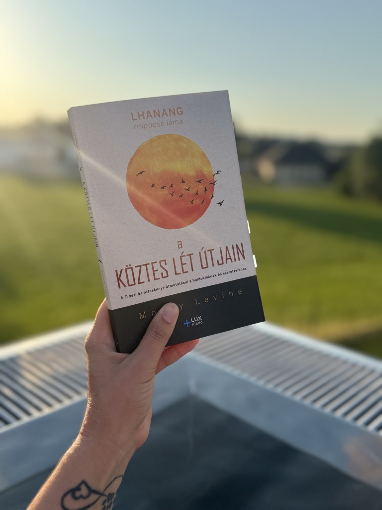 Ez a könyv elsősorban azoknak lehet érdekes, akik szeretnének közelebbről megismerkedni a buddhista szemlélettel, a karmával, az újjászületéssel vagy azzal a kérdéssel, hogy mi történik a halál után.