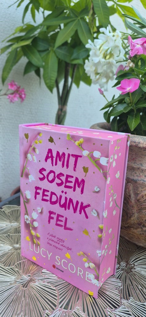 Egy fantasztikus kisvárosi romantikus történet folytatását szeretném ajánlani,  amelyben a humor, az érzelmek és a szenvedély kéz a kézben járnak. Lucy Score olyan világot teremt, amelynek lakói akár