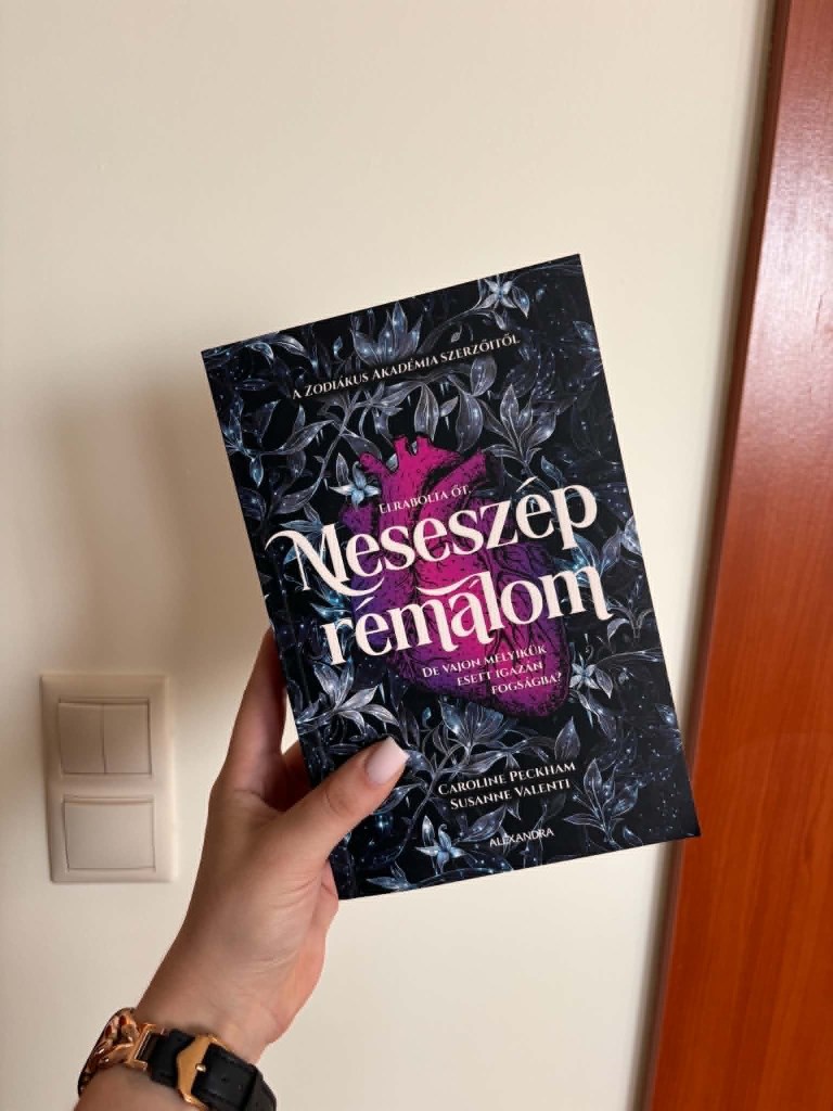 Meseszép rémálom – 4,5⭐
A Zodiákus Akadémia megálmodói ezúttal egy teljesen új világot hoztak el nekünk, ráadásul egészen más műfajban, mint amit eddig megszokhattunk tőlük. Egy sötét hangulatú dark