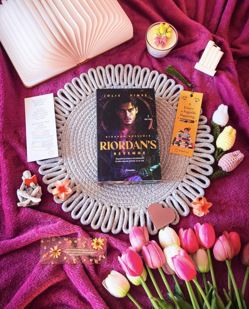A Riordan bosszúja egy dark romance regény, ahol keveredik a banda háború, a családon belüli problémákkal, miközben egy rejtélyes gyilkos szedi áldozatait. Egy történet, mely sok tekintetben meglep, m