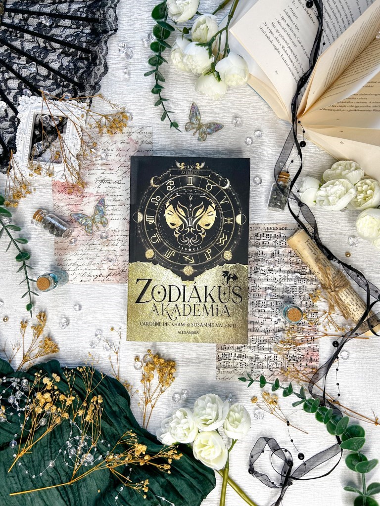 Ritkán fordul elő, hogy egy könyv már az első fejezetek után teljesen magába szippant, de a Zodiákus Akadémia – Az ébredés pontosan ilyen volt számomra. Azt hittem, egy átlagos akadémiai fantasy les