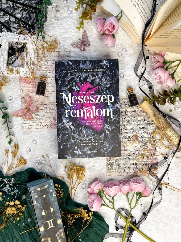 Azt hittem, már semmi nem tud meglepni a maffiás dark romance műfajban… aztán jött a Meseszép rémálom.
Caroline Peckham és Susanne Valenti ismét bebizonyították, hogy elképesztő érzékük van ahhoz, ho